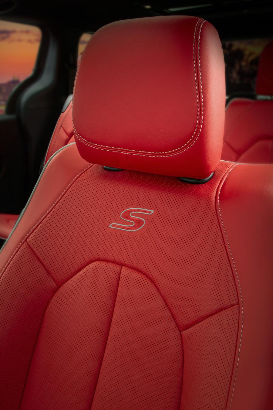 Детали интерьера Chrysler Pacifica Red S Edition (RU) 2019 года  (фото 5 из 6)